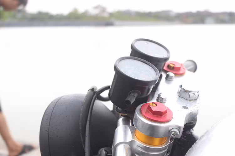 Chiếc GN125 độ này sử dụng đồng hồ kim dạng analog cổ điển, ghi đông chạc ba tiện CNC.