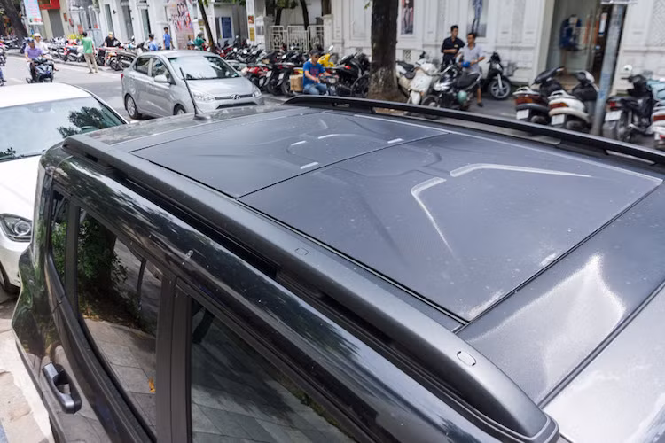 Mui xe có 2 tùy chọn: mui thông thường và mui có thể tháo rời. Phiên bản về thị trường Việt Nam dùng mui tháo rời. Giá thấp nhất của Jeep Renegade tại Mỹ là khoảng 17.995 USD.