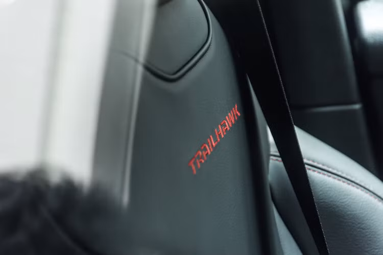 Renegade được trang bị màn hình màu 7 inch TFT cho người lái với nhiều thông tin của xe và các tiện ích khác. Chiếc xe còn được trang bị nhiều công nghệ như camera quan sát góc khuất, cảm biến đỗ xe, camera lùi...