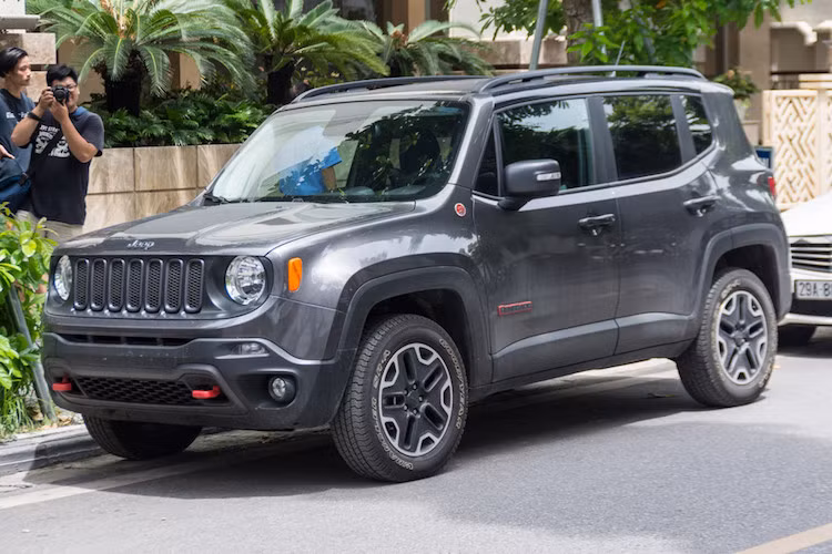 Thuộc phân khúc SUV cỡ nhỏ, mẫu xe ôtô Jeep Renegade được sản xuất từ năm 2014 đến nay. Xe được lắp ráp tại 3 nhà máy ở Italy, Brazil và Trung Quốc. Đây là dòng xe đầu tiên của Jeep được sản xuất bên ngoài nước Mỹ, dành cho các thị trường Nam Phi, châu Âu, Bắc Mỹ và Brazil.