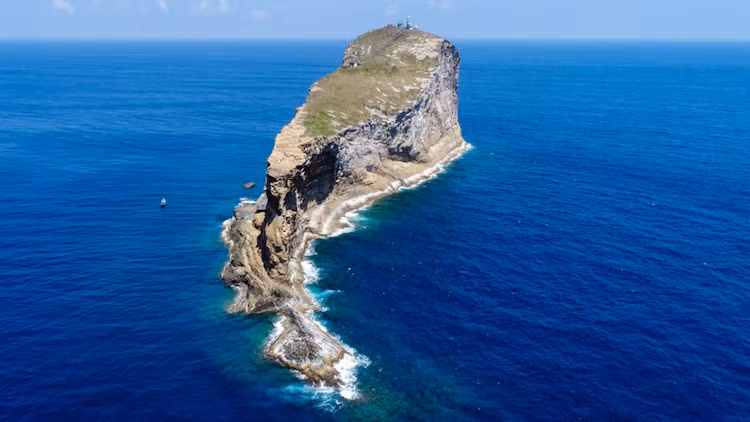 Nhìn từ trên cao, Hòn Hải có hình như chú cá vẫy đuôi vùng vẫy giữa đại dương. Ảnh: Huy Mad.