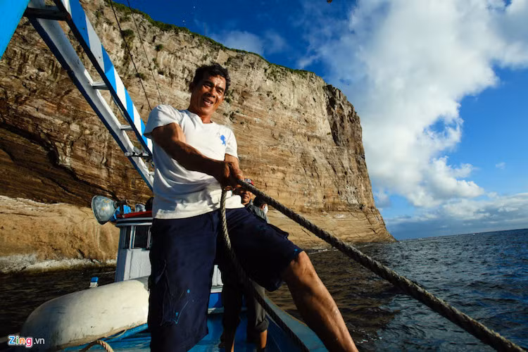 Để có thể chiêm ngưỡng cảnh tượng thiên nhiên kỳ thú này, bạn có thể khởi hành từ đảo Phú Quý, sau hành trình 6 giờ vượt sóng gió sẽ đến Hòn Hải.