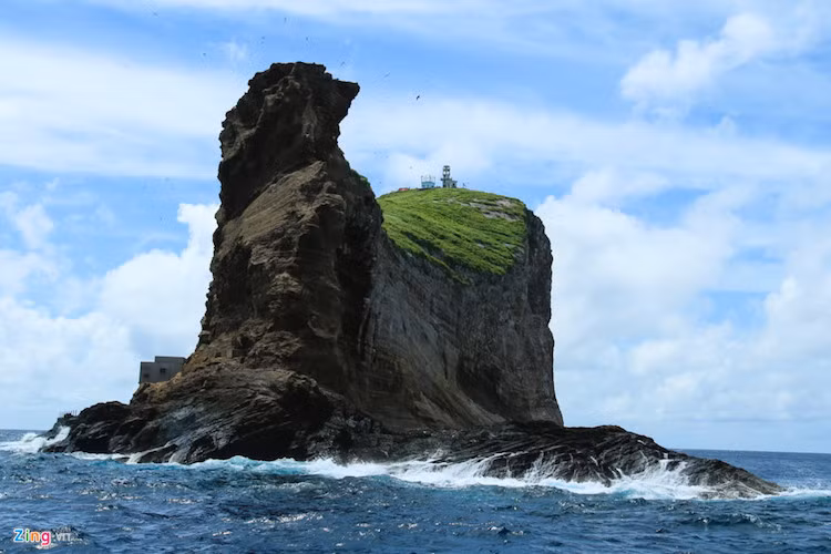 Hòn Hải là điểm A6 trong 11 điểm định vị đường cơ sở tính lãnh hải Việt Nam, cách huyện đảo Phú Quý (Bình Thuận) khoảng 60 km hướng về phía đông.