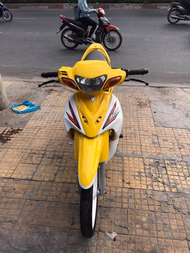 Về thiết kế, mẫu xe hai kỳ RGX 120 được tạo hình với kiểu dáng khí động học và thanh thoát hơn, y hệt như chiếc Suzuki Satria 120 thế hệ cuối ra mắt tại Indonesia 1 năm sau đó. Sự khác biệt giữa 2 mẫu xe này nằm ở màu sơn và tem khi RGX 120 vẫn giữ lại cặp yếm trắng, thân xe 1 màu và thiết kế tem đơn giản. Trong khi đó, những chiếc Satria 120 có sơn 2 tông màu và tem thể thao hơn.