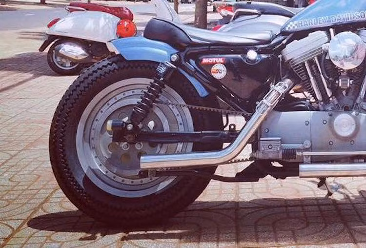 Theo đúng phong cách Brat, bộ yên nguyên bản của 883 đã được thay bằng yên với bề mặt phẳng. Bộ dè sau nguyên bản cùng cụm đèn phía sau cũng đã được loại bỏ hoàn toàn. Với dè con mới ngắn hơn, chiếc xe có kiểu dáng gọn gàng và "ngang tàng" hơn khi nhìn từ phía sau, đổi lại chủ xe sẽ chỉ có thể sử dụng được nó trong những ngày đẹp trời.