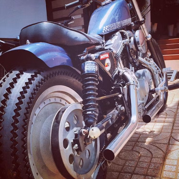 Nằm giữa khung xe là khối động cơ V-Twin OHV 883 cc nguyên bản của chiếc xe; đi kèm với động cơ là hộp số 5 cấp, giúp 883 có thể đạt công suất tối đa 50 mã lực và mô-men xoắn cực đại 69 Nm. Với hệ thống xả là 2 ống thẳng từ xi-lanh, tiếng nổ của chiếc xe trở nên "chát chúa" và có âm lượng lớn, càng khiến sự "láo" của một chiếc brat bike tăng lên.