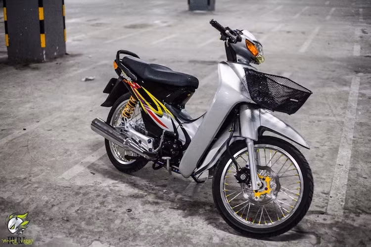 Du nhập vào Việt Nam từ những năm 2000, các phiên bản của dòng xe Honda Wave 110 Thái Lan đã nhanh chóng "soán ngôi" Dream và trở nên phổ biến trên đường phố Việt. Cũng tương tự như Dream II trước đó, những chiếc Wave phổ thông thường xuyên được người chơi xe tại Việt Nam độ lại theo phong cách kiểng.