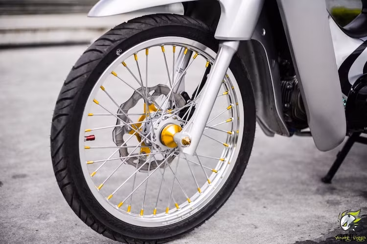 Vốn đã được trang bị bánh căm nguyên bản, tuy nhiên cặp vành sắt mạ của WAve 110 đã được chủ xe loại bỏ - thay vào đó là niềng Biker bằng nhôm nhẹ và sắc sảo hơn. Ngoài ra những chân nan hoa và cốt trục cũng đã có màu vàng đẹp mắt hơn.