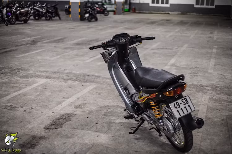 Không chỉ nổi bật bởi được "giật mới" lại với một số phụ tùng nâng cấp bắt mắt, chiếc Honda Wave 110 Thái Lan của dân chơi Đà Lạt này còn có giá trị nhờ biển số tứ quý 1, với ý nghĩa "nhất mãi mãi" được các dân chơi đánh giá cao.