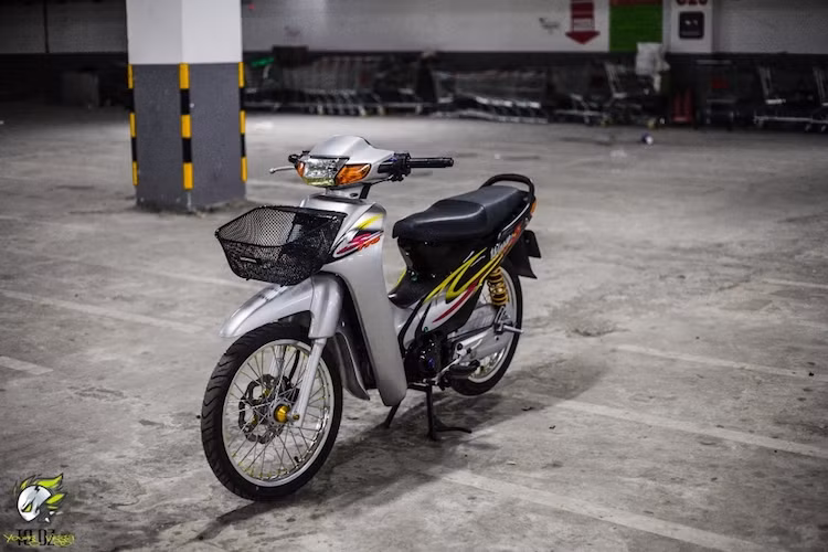 Sau nhiều năm vận hành, đa số những chiếc Wave Thái hiện đã khá cũ. Để "làm mới" lại chiếc WAve 110 Thái của mình, một người chơi xe tại Đà Lạt đã tiến hành "giật mới" lại nó với những phụ tùng nguyên bản, đồng thời nâng cấp một số chi tiết độ để tạo điểm nhấn cho chiếc xe.