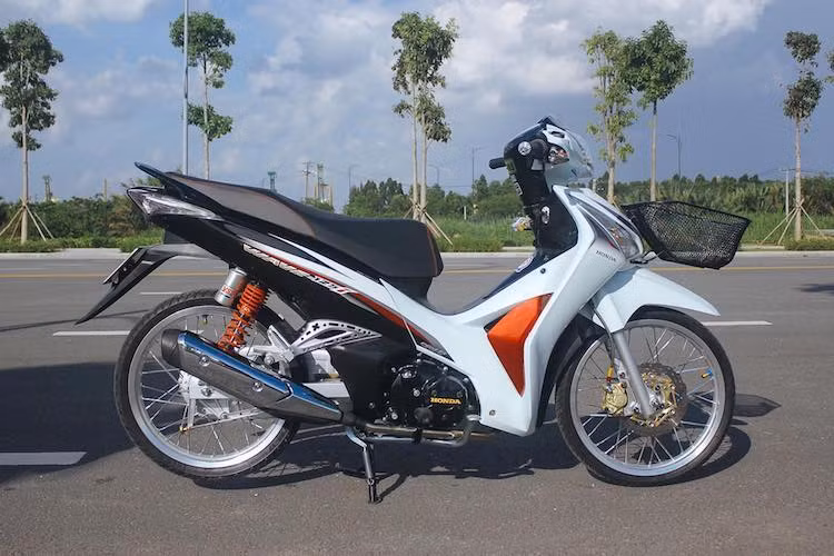 Tại Việt Nam, Future 125 đang được bán với 6 màu sắc đều khá nhã nhặn. Để khiến chiếc xe nổi bật hơn, chủ nhân của nó đã sơn lại dàn vỏ trong tông màu đen/trắng tương tự như phiên bản Wave 125i Thái Lan, đi kèm với bộ tem cũng của Wave 125i. Động cơ SOHC 124 cc xi-lanh đơn nguyên bản của chiếc xe không có sự thay đổi.