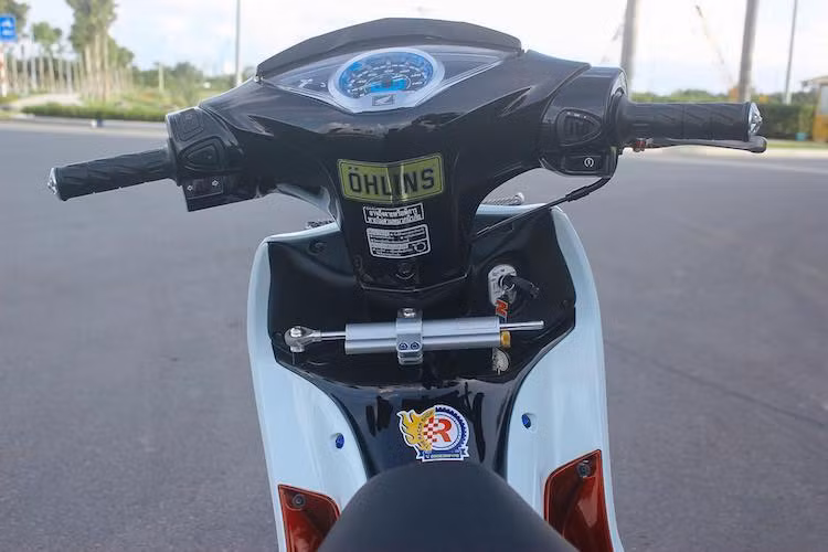 Ở phía trên tay lái của chiếc Future chỉ có một số món "đồ chơi" nhỏ như cặp gù nhôm CNC và tay phanh CRG. Trong khi đó, một cây trợ lực Ohlins đã được gắn bên dưới đầu xe, khiến chiếc Future trở nên ổn định hơn ở tốc độ cao.