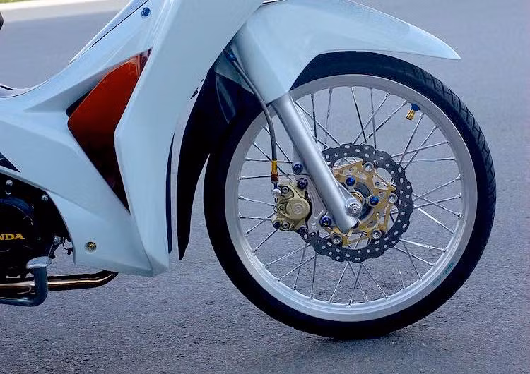 Ở dạng nguyên bản, Future 125 hiện đang được Honda Việt Nam bán với cả phiên bản vành đúc lẫn bánh căm niềng sắt mạ. Tuy nhiên trên bản độ này, chủ xe đã thay cho chiếc xe cặp niềng nhôm Excel nhẹ và sắc sảo hơn. Hệ thống phanh đĩa trước nguyên bản của xe cũng được độ lại với heo Brembo 2 pis đối xứng thay vì Nissin 1 piston nguyên bản.