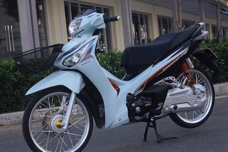 Theo đúng phong cách kiểng, chiếc xe đã có thêm giỏ trước tiện dụng. Để có thể gắn được giỏ vào phía trước, phần mặt nạ trước của Future 125 Việt đã được thay bằng mạt nạ Wave 125 Thái với vị trí bắt 2 ốc giỏ xe.