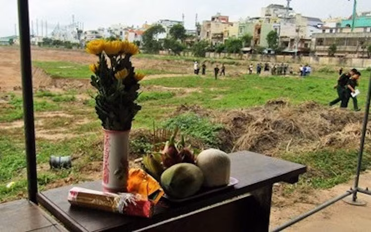 Thời gian gần đây, nhiều thông tin đã khẳng định trong khu vực hiện đang san lấp mặt bằng vẫn còn mộ tập thể hàng trăm liệt sĩ hi sinh trong chiến dịch Mậu Thân 1968. Sau khi trao đổi thu thập thông tin và thảo luận, công binh và các lực lượng đã có mặt trong sân bay Tân Sơn Nhất để tìm kiếm