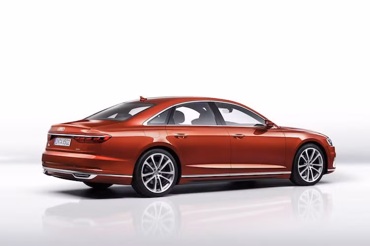 Ở phía sau, cụm đèn hậu của A8 thế hệ mới đã lấy ý tưởng từ Prologue Concept với một dải LED chạy xuyên suốt chiều rộng thân xe, nối liền với 2 đèn hậu. Bản thân mỗi đèn hậu của chiếc xe cũng là đèn LED ma trận được cấu thành từ nhiều lớp, khiến phần đuôi của A8 trở nên hiện đại và bắt mắt hơn.