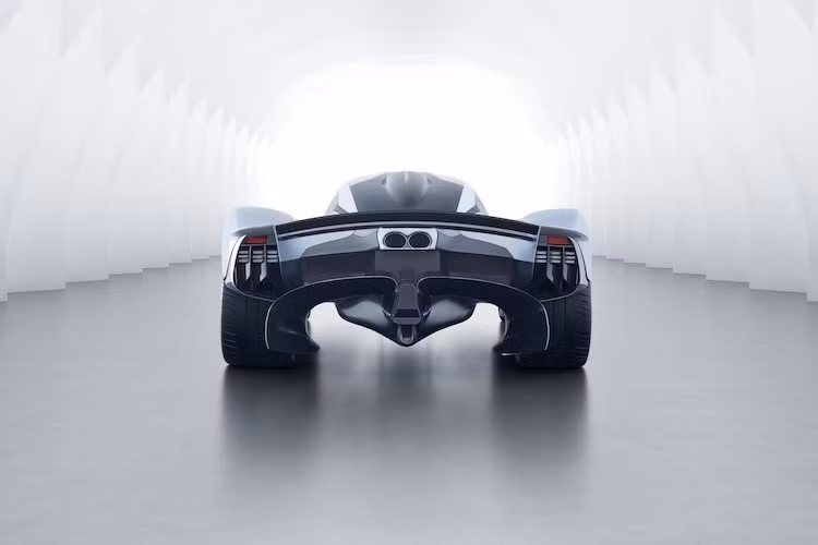 Trên phiên bản thương mại này, phần đuôi của Valkyrie cũng đã có thiết kế gần như mới hoàn toàn, với các đường dẫn khí động học bên dưới gầm xe lớn hơn cùng cặp đèn hậu và đèn xi-nhan sau full LED, nằm sát hai bên ngoài thân xe. Chưa dừng lại ở đó, Valkyrie còn có cánh đuôi lớn hơn và ống xả kép đặt chính giữa khác biệt so với bản mẫu.