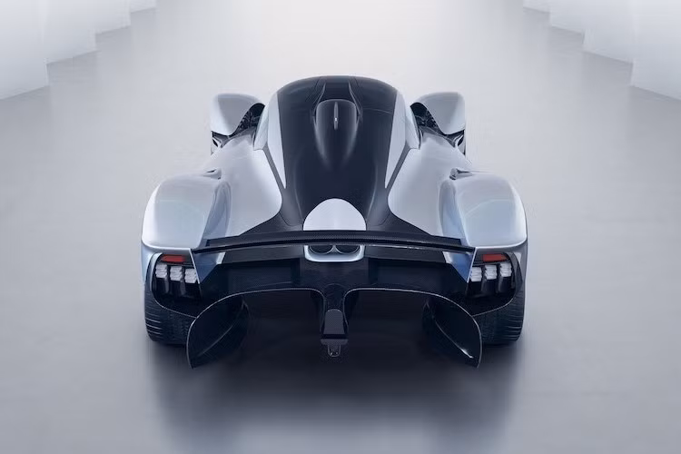 Để làm được điều này, Aston Martin đã sử dụng kết cấu khung nguyên khối MonoCell bằng sợi carbon và hệ thống pin nhiên liệu siêu nhẹ của Rimac. Một loạt các thương hiệu nổi tiếng trong ngành xe đua sẽ cung cấp phụ tùng cho AM-RB 001. Trong đó, hộp số 7 cấp của xe tới từ hãng Ricardo, bộ CPU của Bosch, heo phanh từ Alcon và những đĩa phanh bằng sợi carbon tới từ hãng Surface Transform.