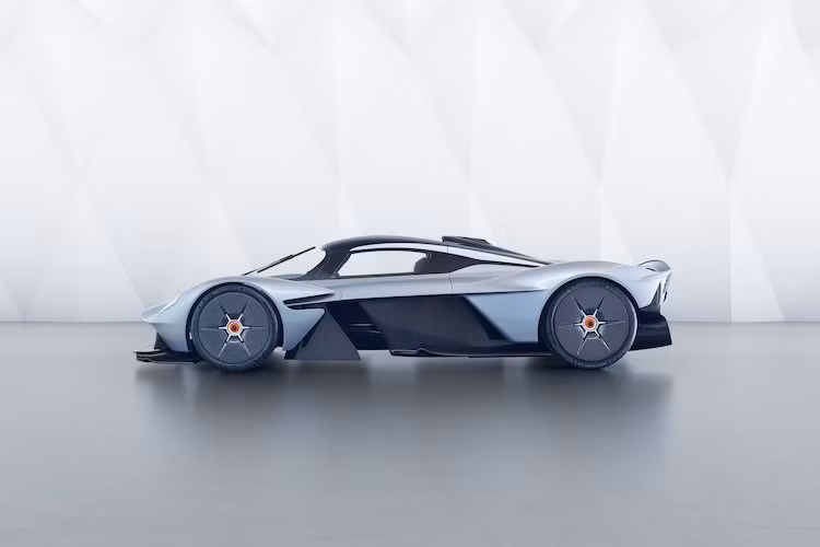 Chỉ riêng bộ đèn pha này đã nhẹ hơn 40% so với loại đèn pha nhẹ nhất của Aston Martin hiện nay. Các logo Aston Martin trên Valkyrie cũng được thiết kế siêu nhẹ khi có độ dầy chỉ 70 micron. Ở hai bên thân xe, Aston Martin đã sửa đổi nhẹ dè trước để đạt hiệu quả khí động học cao hơn. Ngay cả bộ mâm xe cũng được ốp các tấm carbon bên ngoài để hạn chế tối đa sự cản gió.