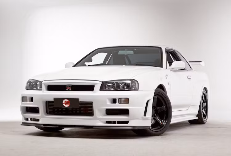 Trước khi được phân phối toàn cầu với tên gọi Nissan GT-R, dòng xe thể thao Nissan Skyline GT-R dù chỉ dành cho thị trường nội địa Nhật nhưng đã được dân chơi xe trên toàn Thế giới biết tới bởi những đặc tính vận hành và khả năng độ "siêu việt" của mình. Thế hệ cuối cùng của Skyline GT-R mang tên mã R34, được sản xuát từ năm 1998 tới 2002.