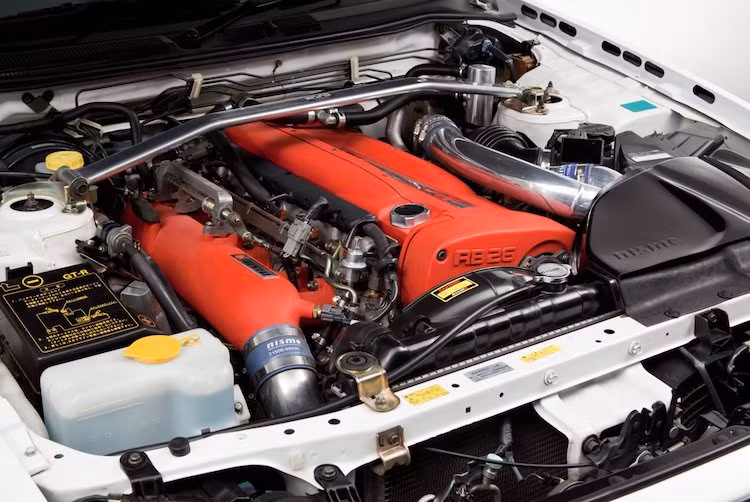 Tuy nhiên trên thực tế, công suất thực của phiên bản V-Spec II Nur đã đạt mức hơn 320 mã lực. Con số này còn tiếp tục được nâng lên cao hơn trên R-Tune khi chiếc xe đạt tới 437 mã lực. Bên cạnh động cơ, hệ thống treo và phanh của xe cũng được nâng cấp theo cấu hình của những chiếc xe đua Skyline GT-R tại nhiều giải đấu khác nhau.