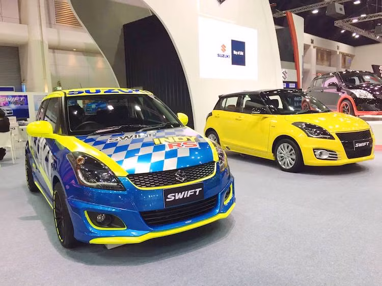 Những chiếc Suzuki Swift tại Bangkok International Auto Salon được độ lại theo nhiều cách khác nhau. Tuy nhiên Suzuki cũng không quên trưng bày một chiếc Swift nguyên bản để khách thăm quan có thể thấy rõ sự khác biệt giữa từng bản độ.