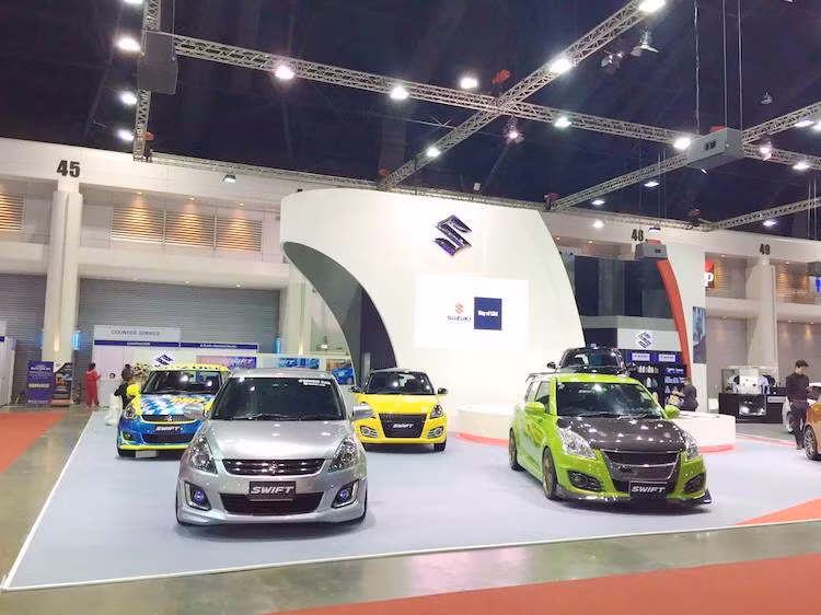 Tại triển lãm xe độ Bangkok International Auto Salon đang diễn ra ở Thái Lan, Suzuki đã đem tới trưng bày một loạt những chiếc hatchback hạng B cỡ nhỏ Suzuki Swift được độ theo nhiều phong cách khác nhau. Mặc dù dòng xe này đã có thế hệ mới từ đầu năm nay, nhưng những chiếc Suzuki Swift độ khủng này vẫn thuộc phiên bản cũ.