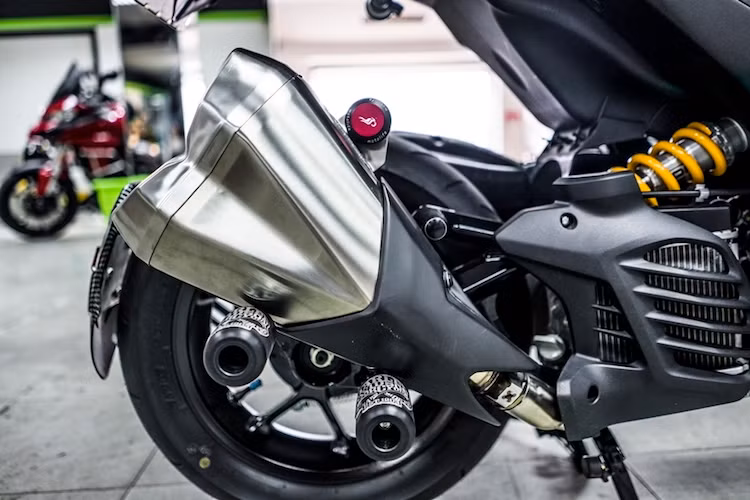 Tương tự như thân xe, khối động cơ SOHC 155 cc với công nghệ VVA cũng không có sự thay đổi về kết cấu bên trong. Tuy nhiên, cây pô Z1000 cùng hệ thống xả full system đã khiến chiếc xe không chỉ có tiếng nổ ấn tượng mà còn trở nên bề thế hơn.