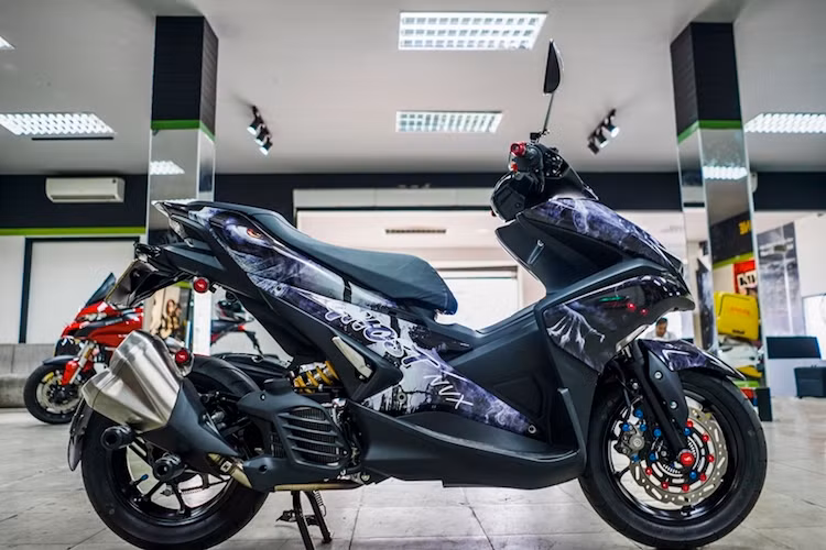 Phần thân vỏ nguyên bản của chiếc xe không có sự thay đổi về thiết kế, chỉ được chủ xe dán tem trùm. Với những hình ảnh đầy ma mị, bộ tem này đã khiến chiếc NVX vốn đã thể thao lại càng trở nên "ngầu" hơn.