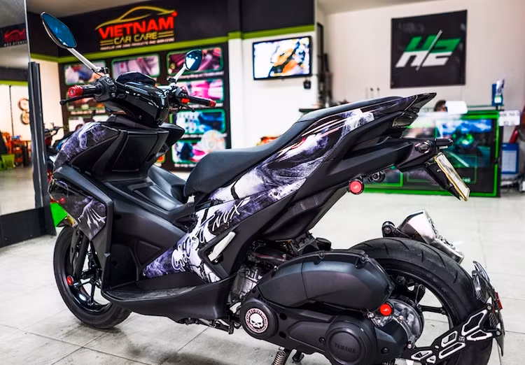 Trên bản độ này, dè sau nguyên bản của chiếc NVX cũng đã được chủ xe thay bằng pad biển số rút gọn. Trong khi đó, một bộ dè chắn bùn ốp bánh theo phong cách Ducati Diavel đã được lắp để thay cho chắn bùn nguyên bản đã bị loại bỏ của chiếc xe.