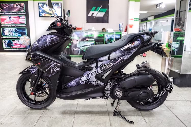 Chỉ với dàn tem trùm "chất" và một số đồ chơi đơn giản, chiếc NVX 155 của một dân chơi xe Sài Gòn đã trở nên độc đáo và không "đụng hàng" với bất kỳ mẫu xe nào trên đường.