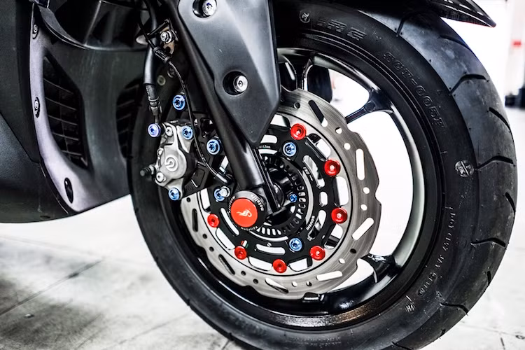 Bắt đầu từ phía trước, hệ thống phanh nguyên bản của chiếc xe đã được nâng cấp với heo Brembo 2 piston đối xứng cùng với đĩa kiểng Boushi. Dù được nâng cấp phanh gần như hoàn toàn nhưng hệ thống chống bó cứng phanh ABS nguyên bản của chiếc xe vẫn hoạt động bình thường. Nằm ở trục trước của chiếc xe còn có cặp chống đổ trục.