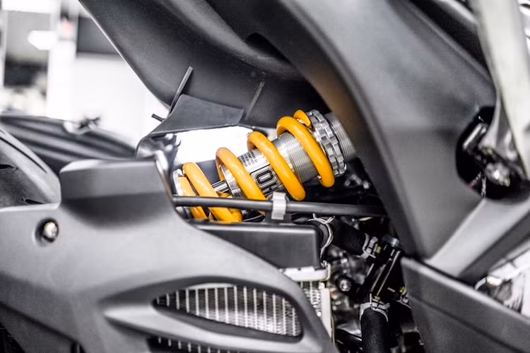 Những chiếc NVX thường bị phàn nàn nhiều về chất lượng phuộc sau. Tuy nhiên thay vì thay cho chiếc xe một cặp phuộc kép chất lượng cao hơn, chủ xe đã độ lại toàn bộ dàn phuộc sau thành dạng phuộc đơn monoshock, với cây phuộc tới từ hãng Ohlins nổi tiếng Thụy Điển.