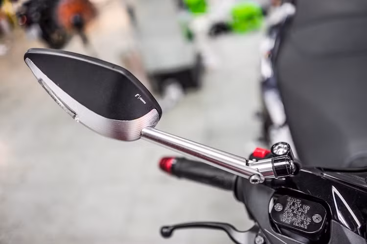 Ở phía trên tay lái, chủ nhân của chiếc Yamaha NVX độ kiểng này đã không trang bị quá nhiều "đồ chơi" cho nó. Những chi tiết thay đổi duy nhất chỉ bao gồm gương hậu Rizoma Veloce sắc sảo và cặp gù tay lái KXM Racing có tích hợp đèn xi-nhan LED.