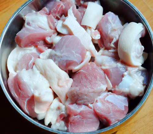 Nấu thịt quá lâu: Nhiều bà nội trợ cho rằng chế biến thịtlợn nấu càng nhừ càng tốt. (Ảnh:Eva) 