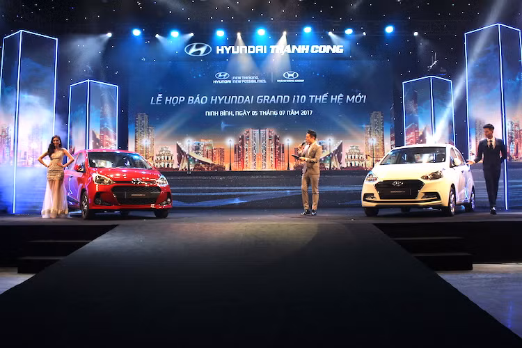 Vào khoảng tháng 4/2017, những chiếc Hyundai Grand i10 2017 nhập khẩu nguyên chiếc từ Ấn Độ đã tới Việt Nam. Tuy nhiên vào ngày 5/7/2017, phiên bản Grand i10 2017 lắp ráp dạng CKD tại Việt Nam mới được Hyundai Thành Công chính thức ra mắt tại thị trường với cả 2 kiểu thân xe là sedan và hatchback.