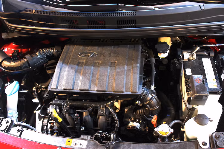 Hyundai Grand i10 sedan &amp; hatchback được trang bị 2 lựa chọn động cơ xăng 4 xi-lanh thẳng hàng, nạp khí tự nhiên Kappa 1.0l (66 mã lực/90 Nm) và 1.2l (87 mã lực/120 Nm) với hệ thống van biến thiên. Tùy từng phiên bản cấu hình, xe sẽ sở hữu hộp số sàn 5 cấp hoặc tự động 4 cấp. Mọi phiên bản Grand i10 2017 tại Việt Nam đều dẫn động cầu trước.