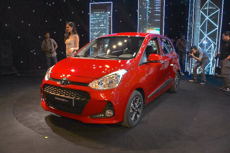 Hyundai Grand i10 mới vẫn giữ phong cách thiết kế cá tính, thời trang mang cảm hứng “Điêu khắc dòng chảy 2.0” như bản tiền nhiệm trước đó. Tuy vậy, phiên bản 2017 sở hữu nhiều chi tiết mới lưới tản nhiệt hình lục giác tạo hình thác nước “Cascading Grille”với các nan được tạo hình lục giác, đèn LED ban ngày, mâm đúc phay kim cương...