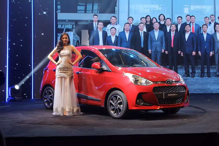 Các trang bị an toàn của xe gồm 2 túi khí phía trước, cảm biến lùi hỗ trợ đỗ xe, hệ thống chống bó cứng phanh ABS, hệ thống phân bổ lực phanh điện tử EBD,... Đặc biệt, Grand i10 được trang bị hệ thống khung xe với vật liệu chịu lực cao, giúp hấp thụ lực tác động trong tình huống va chạm, đảm bảo an toàn cho toàn bộ hành khách ngồi trong xe.