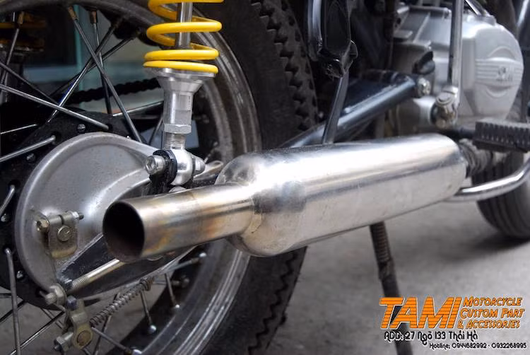 Phuộc sau nguyên bản của Wolf 125 đã được thay bằng cặp phuộc Yoss đồ chơi với bình dầu rời. Trong khi đó, cây pô hình chai làm từ inox 304 khiến âm thanh từ khối động cơ 125 cc của Wolf trở nên uy lực và trầm ấm hơn.