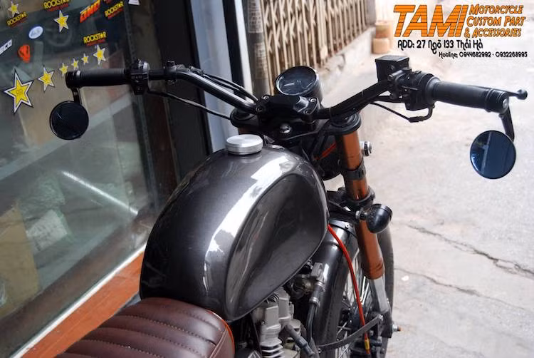 Để tạo tư thế ngồi thoải mái, ghi-đông cao, rộng phong cách tracker đã được trang bị cho xe; hai đầu tay lái là cặp gương chiếu hậu gắn gù gọn gàng. Phía trên tay lái là cụm đồng hồ tròn với kiểu dáng nhỏ gọn, nhưng cung cấp đầy đủ các thông tin khi xe vận hành nhờ có màn hình LCD nhỏ ở bên dưới báo tua chạy cơ.