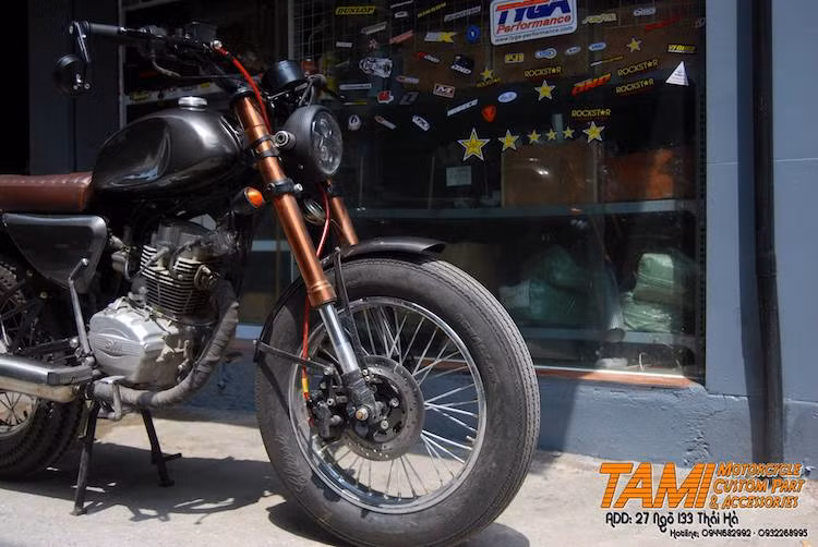 Dù ở dạng nguyên bản Wolf 125 có kiểu dáng naked bike phổ thông khá "nhàm chán", nhưng chiếc xe lại là một "nền tảng" tốt để người chơi xe độ lại thành nhiều kiểu dáng khác nhau. Lấy cảm hứng từ những mẫu xe trong thập niên 60-70 của Thế kỷ 20, một người chơi xe tại Hà Nội đã quyết định "dọn" lại chiếc Wolf 125 theo phong cách cổ điển.