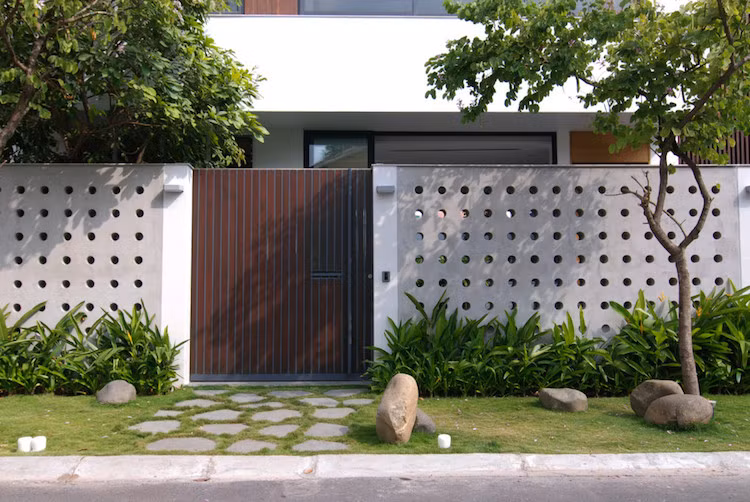 Diện tích đất nền của công trình là 450 m2, thiết kế bởi XYZ Architect.