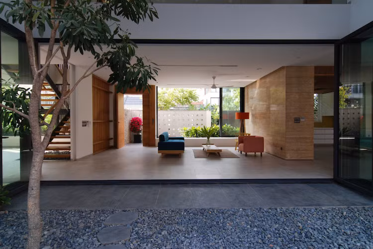 Các kiến trúc sư có nhiệm vụ khá khó khăn khi chủ đầu tư muốn tránh tiếp xúc nhiều với cộng đồng bên ngoài nhưng lại muốn cởi mở với thiên nhiên.