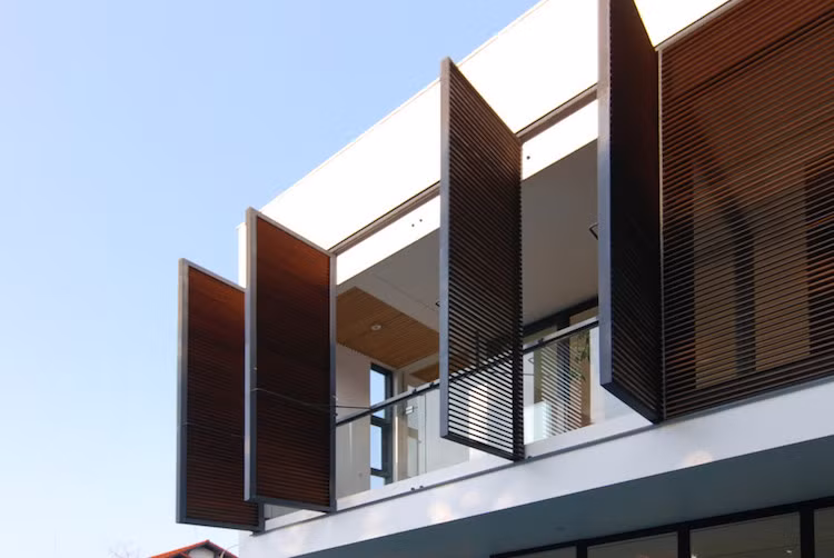 Hệ thống cửa chớp mở rất rộng để lấy gió.