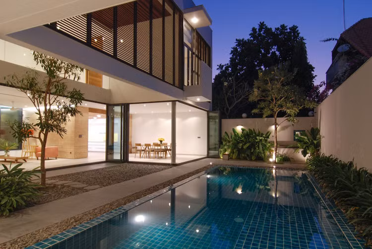 Có thể thấy tầng một của công trình rất ít tường, thiết kế cởi mở nhất có thể, do tường bao ngoài công trình đã rất cao, đảm bảo tính riêng tư.