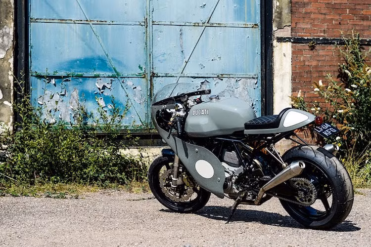 Động cơ nguyên bản của 1000SS chỉ được thay đổi hệ thống xả, với 2 cây pô "quả chùy" chế tạo thủ công được đặt đối xứng 2 bên thân xe. Dù là một bản độ lấy cảm hứng từ mẫu xe đua Ducati 750 Imola Desmo cổ điển, tuy nhiên Redmax Speedshop đã giữ nguyên cặp mâm 5 cây kiểu hiện đại cho 1000SS.