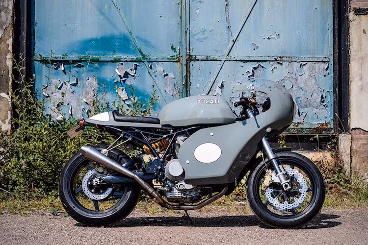 Xưởng Redmax Speedshop đã bắt đầu việc độ lại chiếc môtô phân khối lớn của Dan bằng cách "lột trần" nó, chỉ giữ lại bộ khung, hệ thống treo, phanh và cặp bánh. Để chiếc sport touring 1000SS có kiểu dáng của mẫu xe đua 750SS Imola Desmo huyền thoại, một bộ quây gió được tạo hình theo kiểu dáng của 750SS đã được xưởng độ lắp ở phần trước xe.