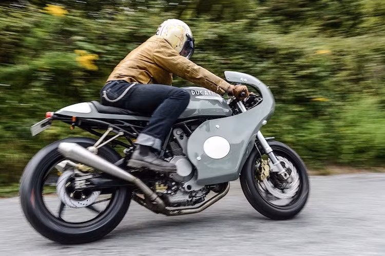 Tuy nhiên, sự không may mắn này lại mở ra cho Dan một cơ hội để "lột xác" mẫu sport touring của mình. Dắt chiếc 1000SS "nát" tới xưởng Redmax Speedshop, anh đã khiến chiếc xe mang kiểu dáng của Ducati 750SS Imola Desmo - mẫu xe đua đã giúp tay đua Paul Smart chiến thắng cuộc đua Imola 200 dặm vào năm 1972. Ngày nay, 750SS được coi là mẫu xe khởi đầu cho thành công của Ducati trên đường đua.