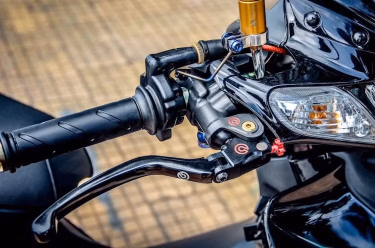 Nằm ở phía trên tay lái của xe cũng là hàng loạt các món đồ chơi là niềm "mơ ước" của nhiều biker Việt. Ở bên tay phải là sự xuất hiện của cùm ga cuốn Domino, cùm phanh Brembo Rossi và bình dầu Bonamici siêu nhỏ gọn.